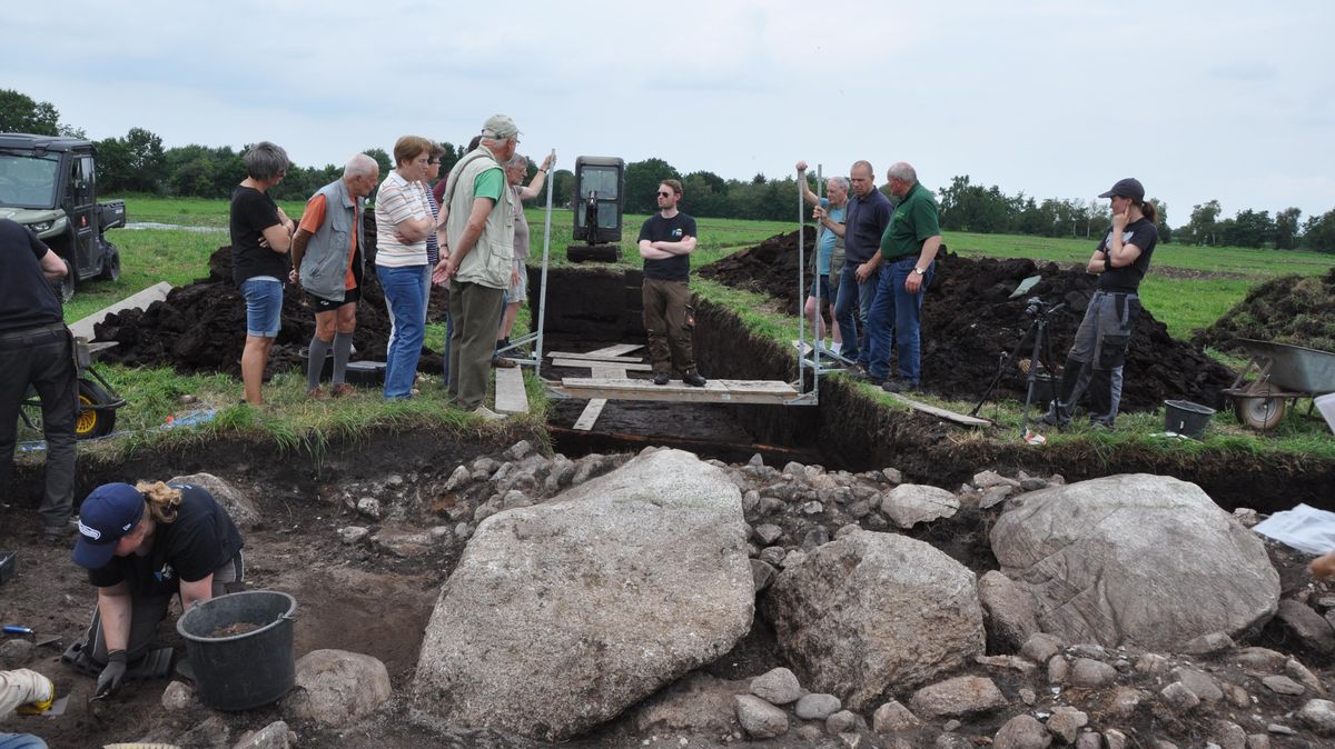 Die Ausgrabung Ahlenfalkenberg stößt auf großes Interesse bei der Bevölkerung. Die Archäologen laden einmal in der Woche zur öffentlichen und kostenlosen Führung, beantworten Fragen und sorgen so für anschauliche Einblicke in die Geschichte. Foto: Kramp