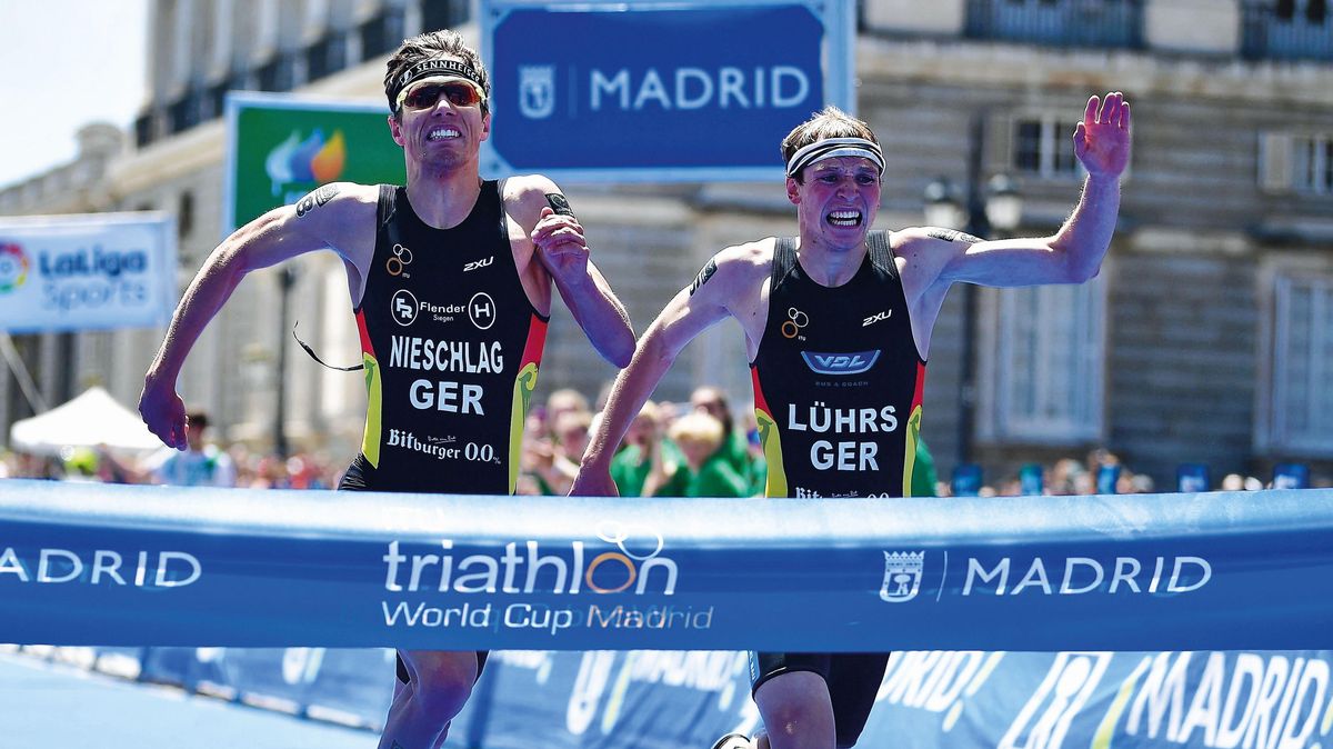 Ein spannender Endspurt mit einem Doppelsieg für Deutschland beim Triathlon-Weltcup in Madrid, bei dem erst das Zielfoto Klarheit über die Platzierung gab. Foto: Petko Beier/ITU
