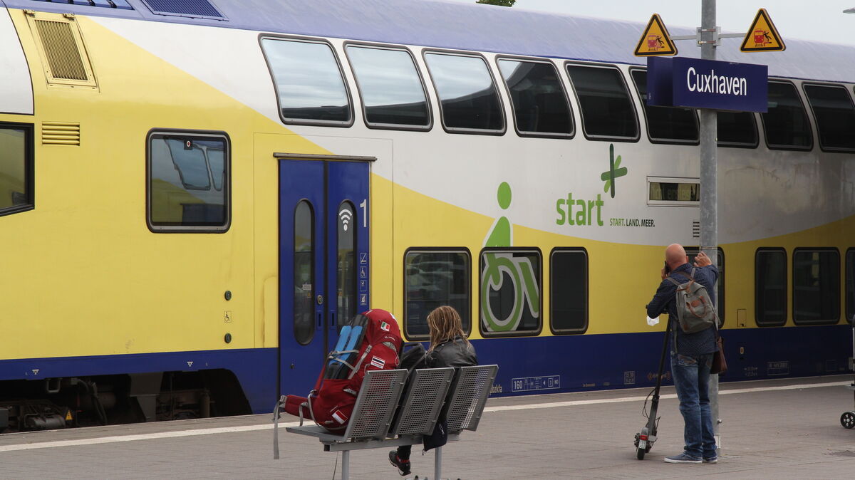 Bahnreisende müssen sich auf einen eingeschränkten Zugverkehr zwischen Cuxhaven und Hamburg einstellen - über mehrere Wochen. Symbolfoto: Reese-Winne
