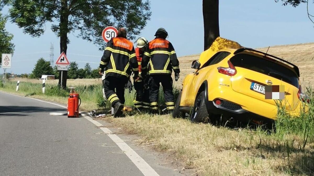 Das Auto wurde bei dem Unfall total beschädigt. Foto: Polizei Stade