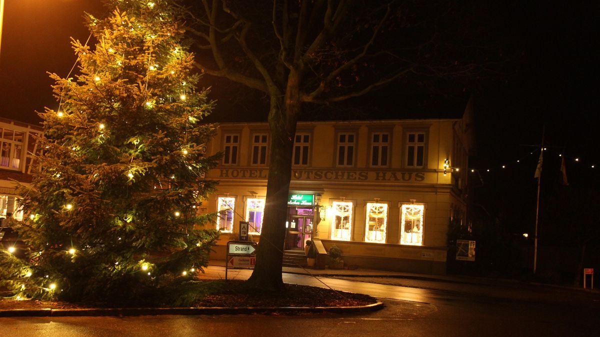 Rechtzeitig zum 1. Advent soll im Ortskern von Altenbruch wieder die Weihnachtsbeleuchtung erstrahlen. Der Altenbrucher Weihnachtsmarkt fällt dagegen coronabedingt in diesem Jahr aus. Foto: Sassen