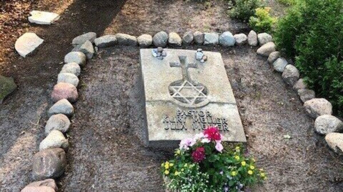 Die Arbeitsgruppe „Gegen das Vergessen“ des Heimatvereins kümmert sich um die Pflege des Grabes von Pastor Kurt Müller. Foto: Dubbert