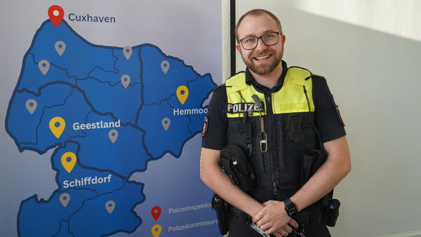 Polizei zeigt Bürgernähe in Hemmoor: Auf einen Kaffee mit dem neuen Kontaktbeamten 