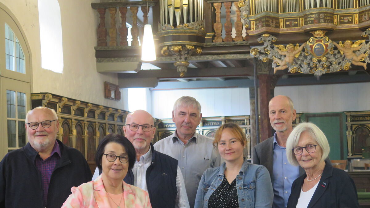Gute Nachrichten für die historischen Orgeln in Altenbruch und Lüdingworth. Unter der Klapmeyer-Orgel in St. Nicolai Altenbruch (v.r.) die Vorsitzende der Orgelstiftung Regina Kriebel, der Vorstandsvorsitzende der Wespa Rolf Sünderbruch, Ricarda Deya (Cappel), Manfred Sielken (Kirchenvorstand Cappel), Günter Prill (Schatzmeister der Orgelstiftung), Christiane Buck (2. Vorsitzende der Orgelstiftung) und Kurt Bode (Kirchenvorstand Altenbruch). Foto: Cordes