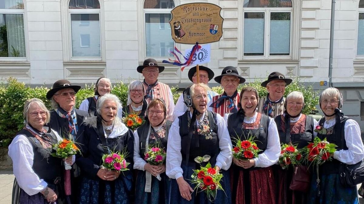Von Ministerpräsident Olaf Lies, der am Umzug teilnahm, gab es sogar ein Autogramm auf das Hemmoor-Schild. Foto: Privat