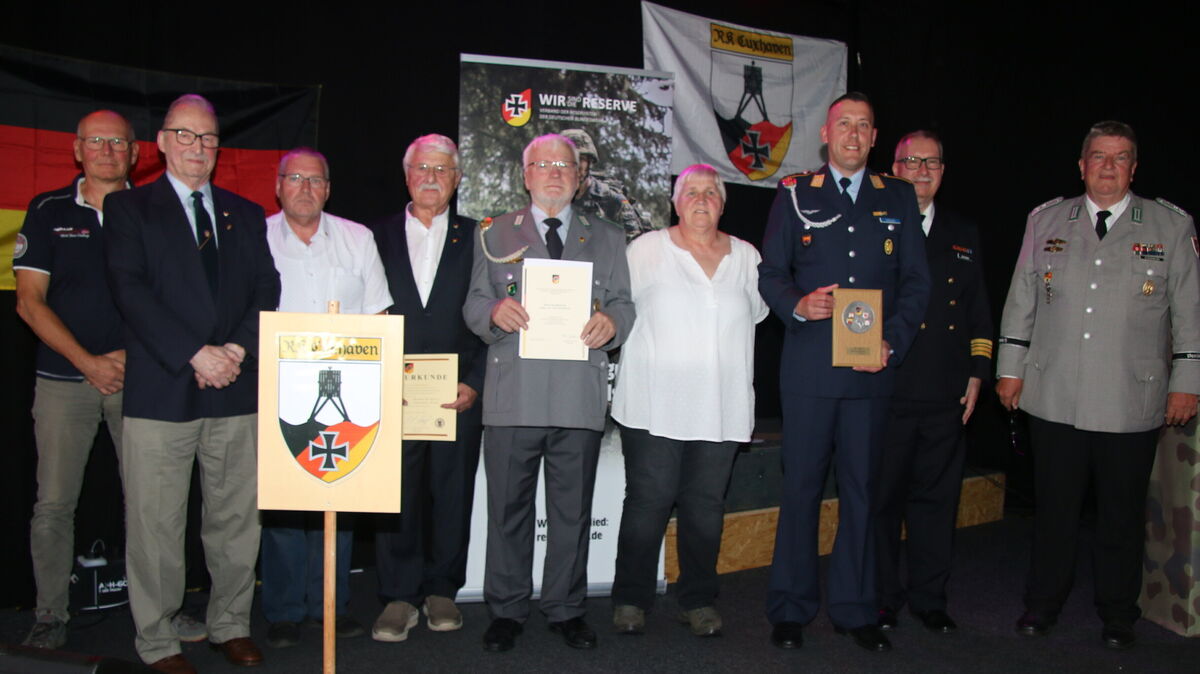 Bei der Jubiläumsfeier der Reservistenkameradschaft Cuxhaven im Captain Ahab’s (v.l.): Thomas Postel, Lotar Böschen, Ralf-Udo Schmelcke, Claus-Dieter Wriedt, Jürgen Klindworth, Beatrix Klindworth, Sebastian Tröger, Jürgen Schröder und Hans-Joachim Stegemeier, der die Ehrungen vornahm. Foto: Potschka