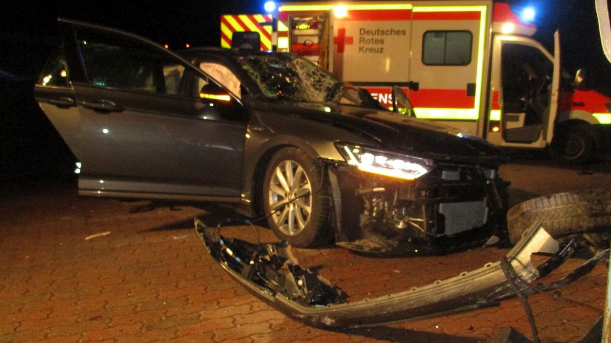 Das Unfallauto: Ein 19-jähriger starb am Dienstag, als er aus einem Pkw geschleudert wurde. Foto: Polizei