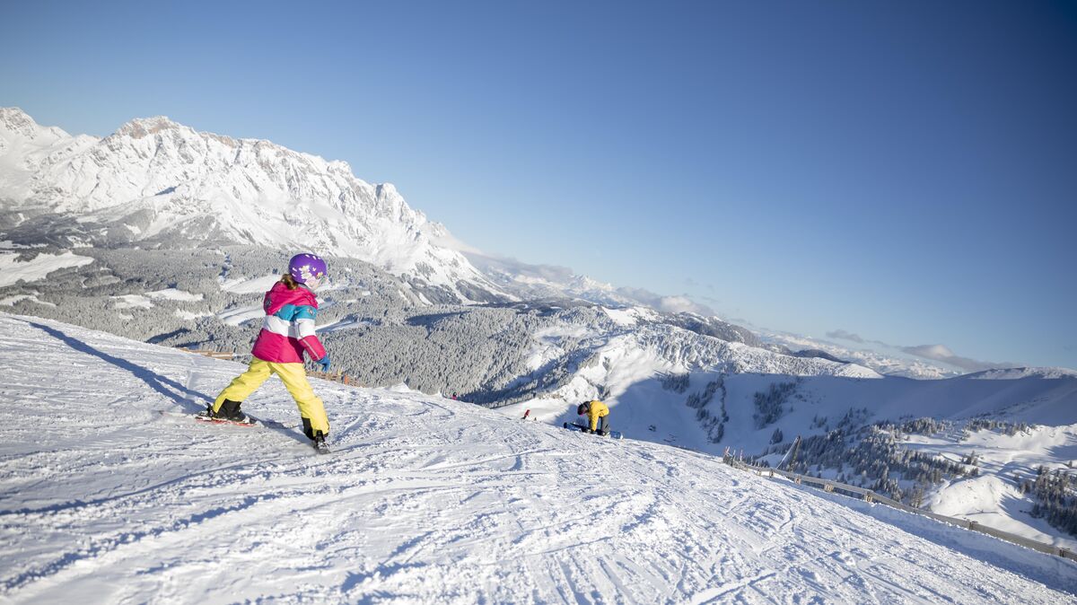 Bei einer Skifreizeit in Österreich haben sich mindestens 15 Jugendliche mit Corona infiziert. Ein Risiko, das vermeidbar gewesen wäre. Unsere Autorin fragt sich: Musste das jetzt wirklich sein? Foto: Florian Schuh/dpa