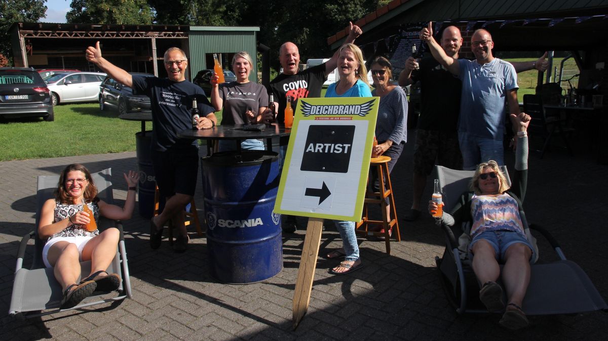 Nach "guter Tradition" hat Horst-Dieter Träger aus dem Wannaer Weg 3a seine Freunde zur privaten Deichbrand-Party eingeladen. Bei Musik aus der Konserve und manch gutem Getränk hatten sie zwei Tage ordentlich Spaß: Gabi, Volker, Tim, Heide, Denice, Kerstin, Axel, Moni und Willi. Foto: Sassen