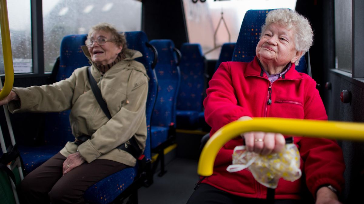 Auch Senioren und Seniorinnen zählen zur Zielgruppe des Bürgerbus-Angebotes in den Samtgemeinden Hemmoor und Börde Lamstedt. Foto: Julian Stratenschule/dpa