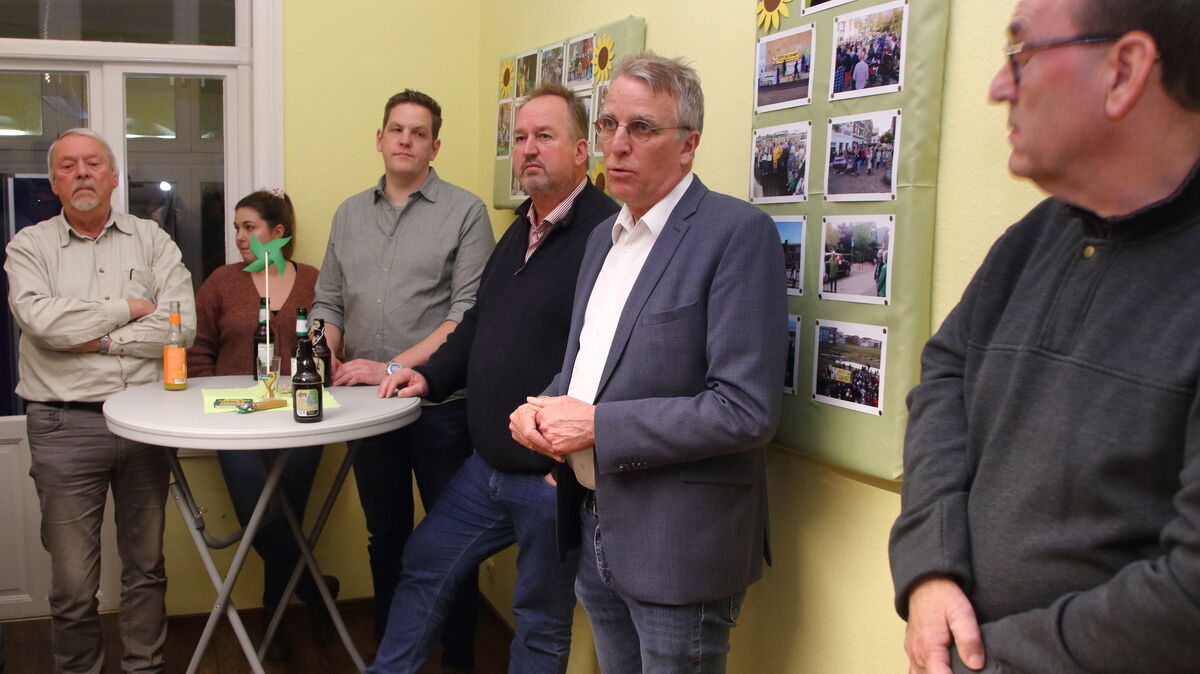 Staatssekretär Stefan Wenzel (2. v. r.) sprach beim Neujahrsempfang der Cuxhavener Grünen in de Deichstraße. Foto: Koppe