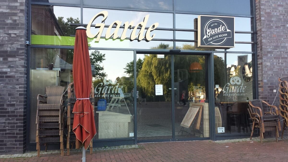 Am Mittwochnachmittag sind die Türen des Garde-Bäckers in der Nordersteinstraße in Cuxhaven geschlossen. Foto: Lütt