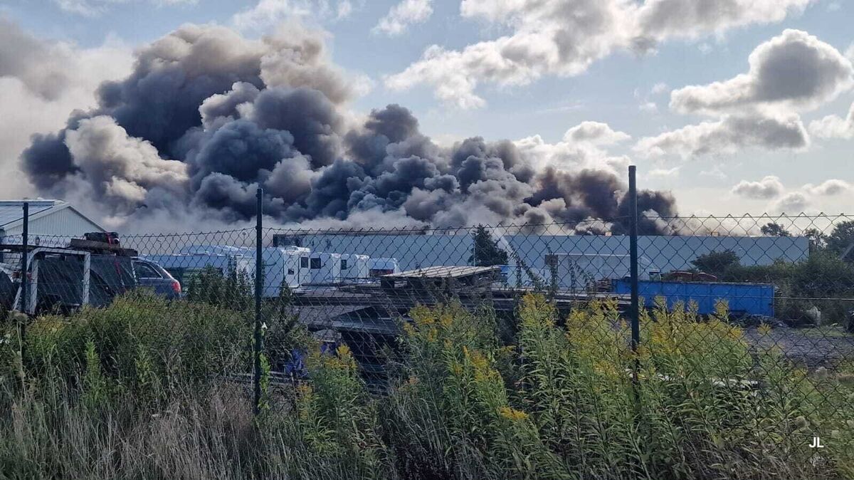 Die riesige schwarze Rauchwolke war auch in etlichen Kilometern entfernt noch sichtbar. Foto: Lange
