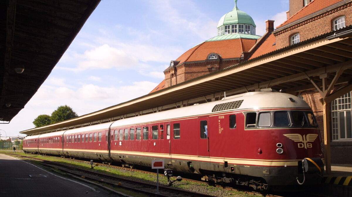 Ein Sonderzug in Cuxhaven: Der weinrote Zug, der baugleich mit dem "VT08" ist, mit dem Schriftzug „Fußball-Weltmeister 1954“ auf der Seite steht im Jahr 2001 am Steubenhöft. Kreuzfahrtgäste der "Deutschland" wurden mit dem Zug befördert und Sonderfahrten ab Cuxhaven angeboten. Foto: Winters