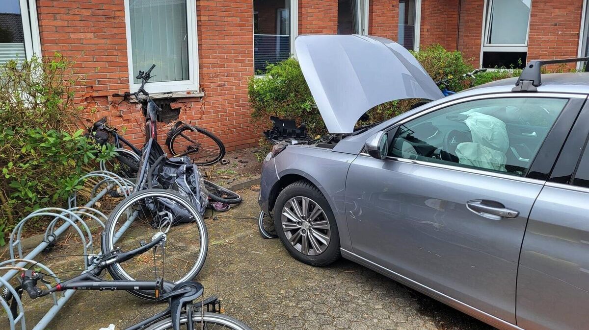 Der Fahrradständer und die Fahrräder werden mit voller Wucht gegen die Außenwand des Krankenhauses gedrückt. Foto: Feuerwehr