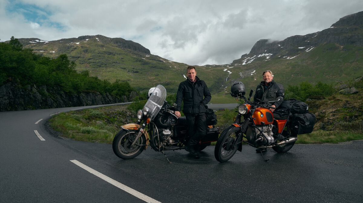 Ewan McGregor (links) und Charley Boorman unterwegs auf ihrer Motorradtour – auch ein Schützenfest im Kreis Cuxhaven liegt plötzlich auf ihrer Route („Long Way Home“, jetzt auf Apple TV+). Foto: Apple TV+
