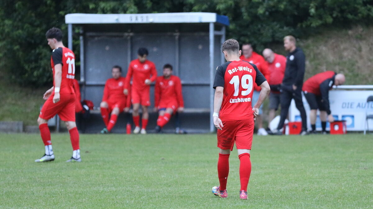 Unter der Woche spielte Rot-Weiss Cuxhaven erstmals in der noch jungen Vorbereitung im Rahmen der Sportwoche in Spieka. Am Sonntag steigt das nächste Testspiel in Duhnen (Anstoß ist um 17 Uhr). Eigentlich hätten die Cuxhavener an dem Tag im Bezirkspokal in Unterstedt antreten müssen. Doch dort treten sie nicht an. Foto: Unruh