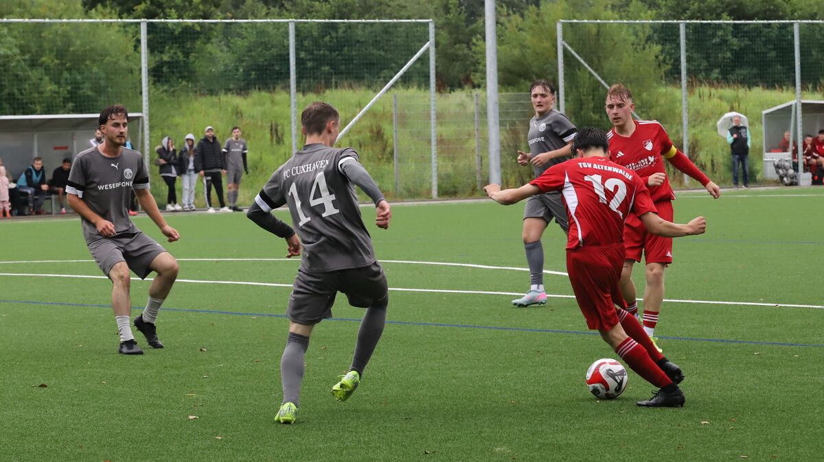 Der Altenwalder Niklas Jabs (am Ball) trifft in der 27. Minute zum 2:0 seines TSV beim FC Cuxhaven II. Mit diesem Ergebnis ziehen die Altenwalder auch in die zweite Runde des Kreispokals ein. Foto: Witthohn