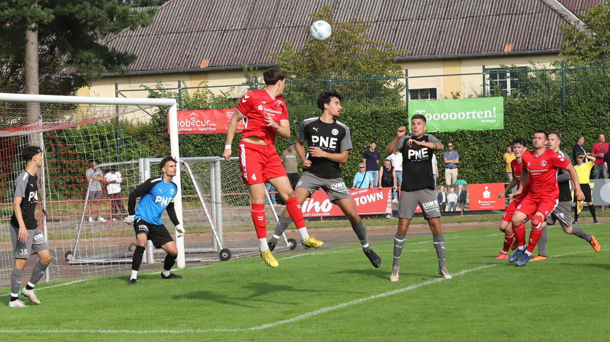 Rot-Weiss Cuxhaven möchte sich gegen Harsefeld möglichst viele Torchancen herausarbeiten. Harsefeld wird offensiver agieren als zuletzt der FC Geestland, meint RW-Coach Philipp Schlüter. Foto: Witthohn