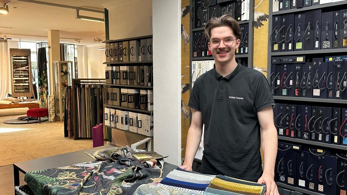 Detailarbeit am Stoff: Timo Hogrefe bringt sein zeichnerisches Talent und sein Gespür für Komposition in jeden Auftrag ein. Foto: Francke