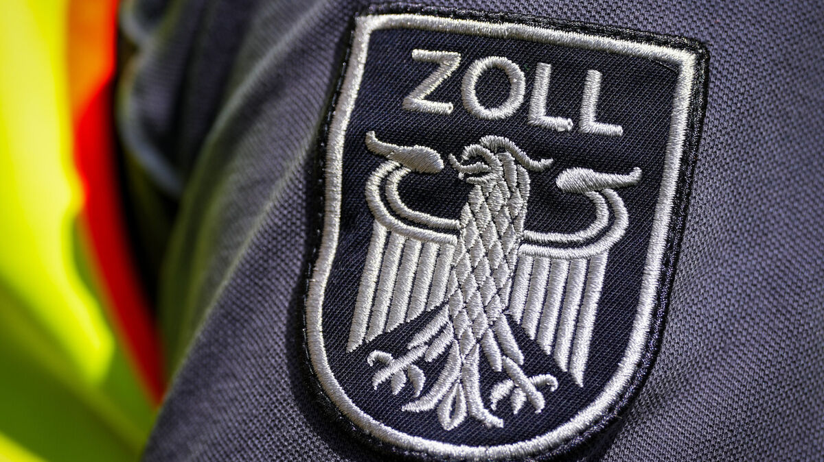 Einsatzkräfte von Zoll und Polizei durchsuchten Objekte in Bremen. Foto: Soeren Stache/dpa