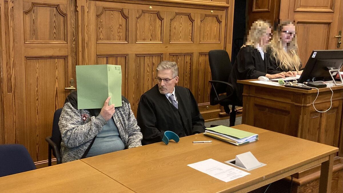 Nach acht Verhandlungstagen steht fest: Der 63-jährige Angeklagte (links) muss wegen Mordes in Tateinheit mit Raub mit Todesfolge lebenslang hinter Gitter. Foto: Mangels