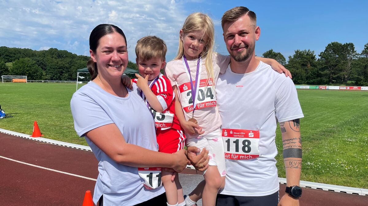 Familienfreude beim Windmühlenlauf: Leo und Emilia strahlen mit ihren Medaillen, während Mama und Papa stolz den sportlichen Erfolg ihrer Kinder feiern. Foto: May