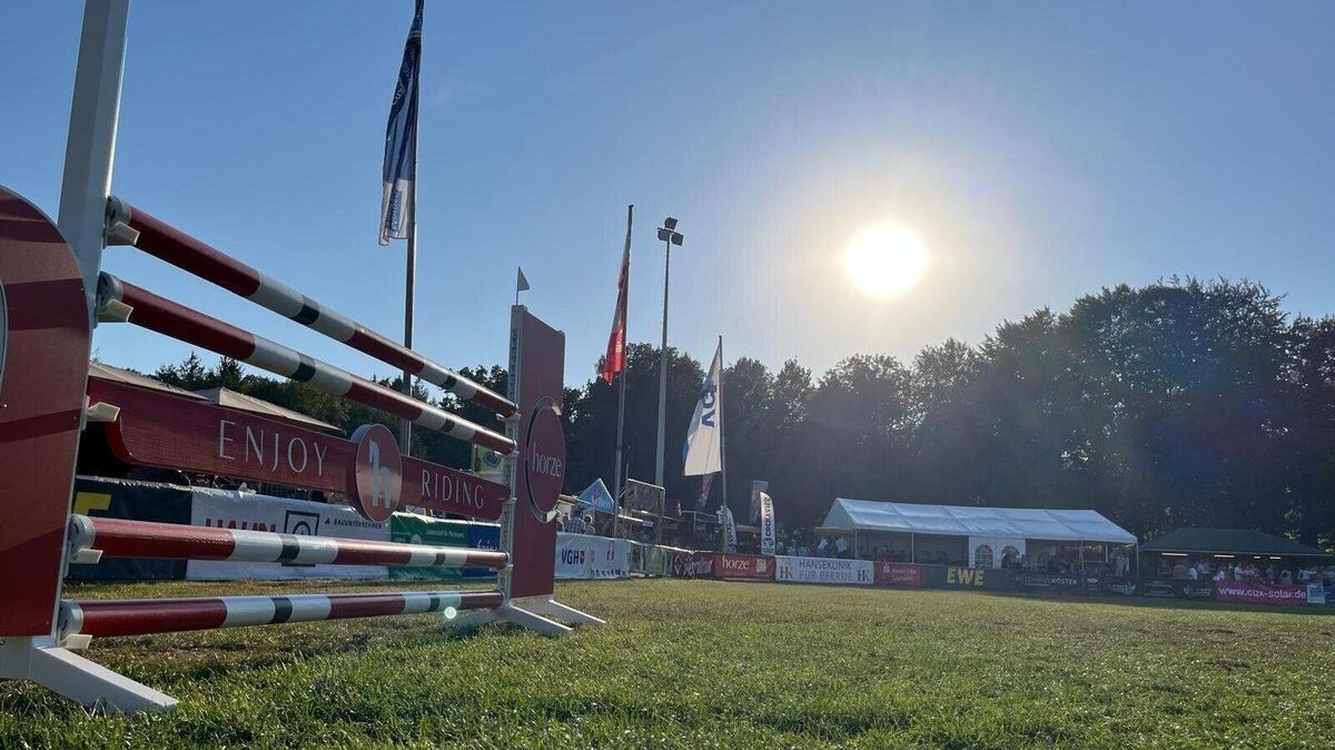 Strahlender Sonnenschein und weit über 30 Grad Celsius: Am Freitag kamen Reiter, Pferde und Zuschauer ordentlich ins Schwitzen. Foto: Unruh