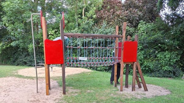 Vandalismus in Oberndorf: Spielgerät angezündet und Stromsäule aufgebrochen