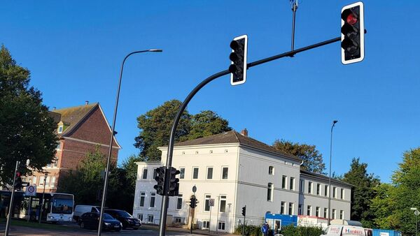 Cuxhavens Deichband verändert das Stadtbild: Laternen und Ampeln neu gestaltet