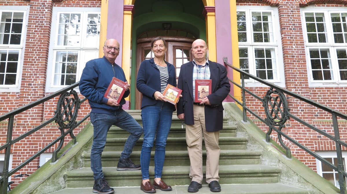Auf der Treppe von Schloss Ritzebüttel präsentieren Holger Wienzek, Melanie Eitzen-Fischer und Peter Bussler das neue Buch "Das Amt Ritzebüttel und sein Schloss - Keimzelle der Stadt Cuxhaven". Foto: Witthohn