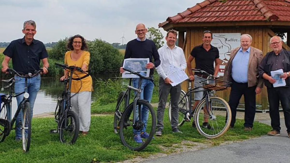 Politiker und Politikerinnen aus der Samtgemeinde Land Hadeln trafen bei einer Radtour am Hadelner Kanal auf den CDU-Landtagsabgeordneten Thiemo Röhler (5.v.r.), der Förderanträge für den Ausbau des Radwegenetzes entgegennahm. Foto: Thielebeule