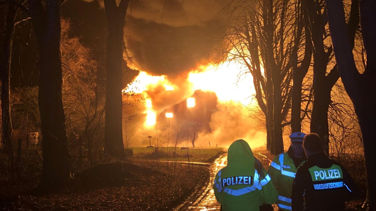 Noch vor Ort nehmen die Polizeibeamten die Ermittlungen auf: An einem frühen Sonntagmorgen Anfang Januar brannte ein Resthofgebäude an der Heerstraße ab. Die Ursache für das Feuer ist noch unklar. Foto: Feuerwehr