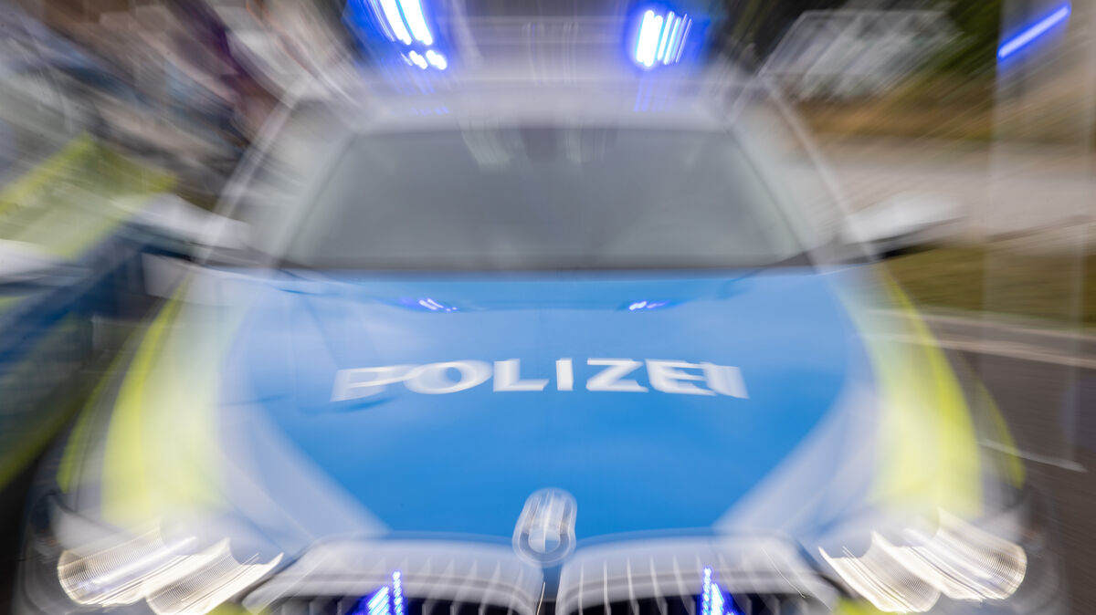 Die Polizeibeamten stellten den Mann zur Rede. Symbolfoto: Daniel Karmann/dpa