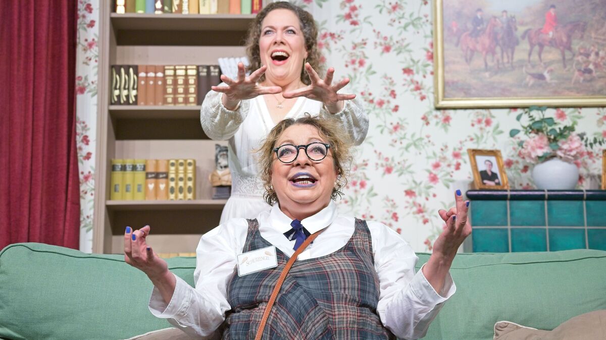 Die Schauspielerin Manon Straché (vorne) gastiert am Sonntag, 5. November, mit der Komödie „Gute Geister" im Stadtteater Cuxhaven. Unsere Aufnahme von der Fotoprobe zeigt sie mit ihrer Kollegin Sonja Wigger. Foto: Dominique Leppin