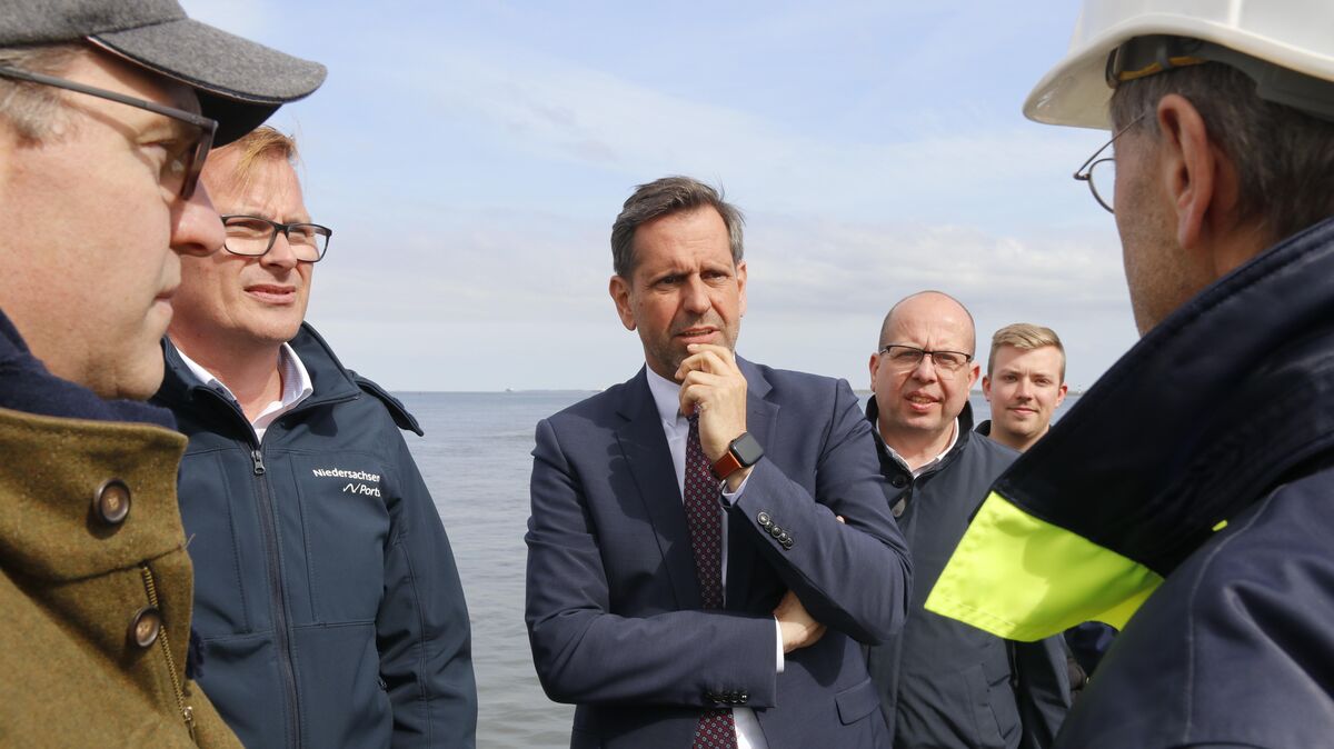 Arne Ehlers, Knut Kokkelink (NPorts, 1. u. 2. v. l.) und Peter Zint (Cuxport, r.) im Gespräch mit Umweltminister Olaf Lies (M.) und SPD-Landtagskandidat Oliver Ebken. Foto: Koppe