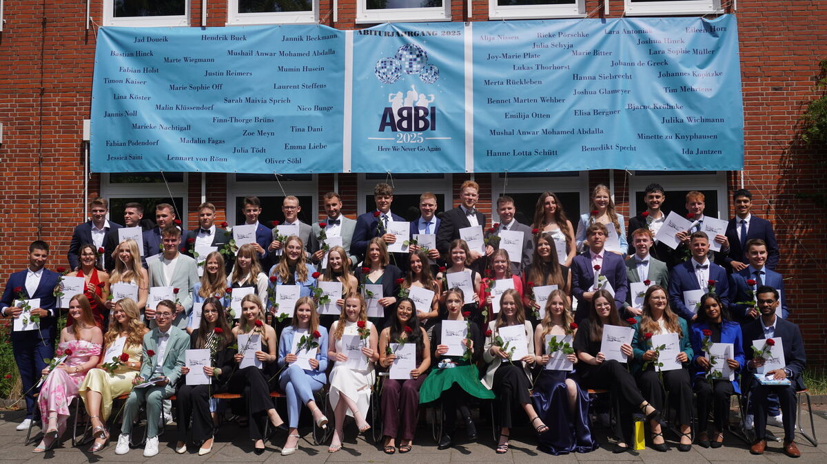 Die Abiturientinnen und Abiturienten des Jahrgangs 2025 des Gymnasiums Warstade feiern ihren Abschluss unter dem Motto „AᗺBI 2025 – Here we never go again“. Foto: Brettschneider