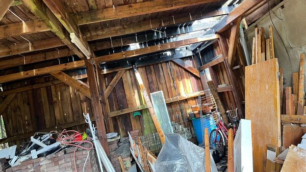 Feuer in Bülkau: Bei Dacharbeiten geraten Carport und Hecke in Brand