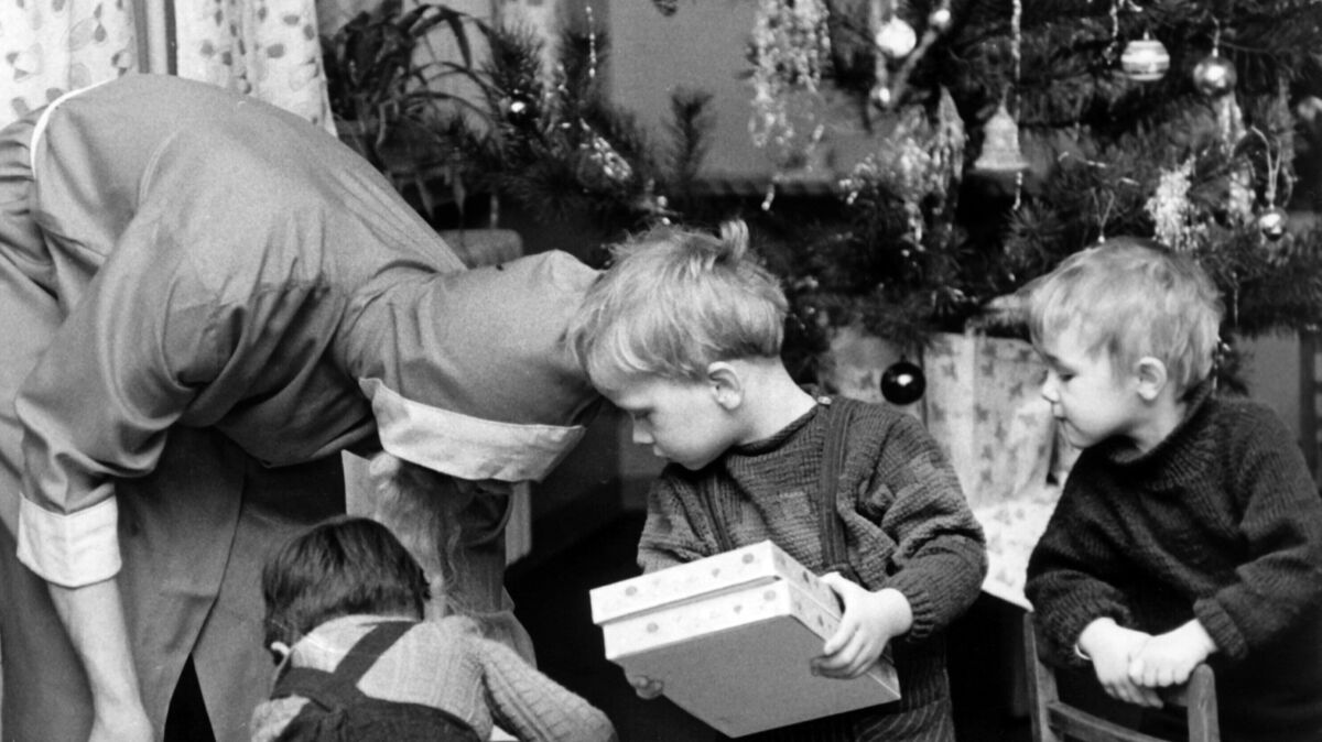 Schon immer freuten sich Kinder über einen großen Sack voller Geschenke – wie hier im Jahr 1965. Foto: dpa/Archivfoto