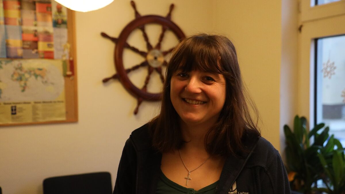 Sarah Herzog arbeitet seit vielen Jahren in der Seemannsmission Cuxhaven. Nach Elternzeit ist sie nun wieder im direkten Kontakt mit den Seeleuten im Hafen. Foto: Larschow