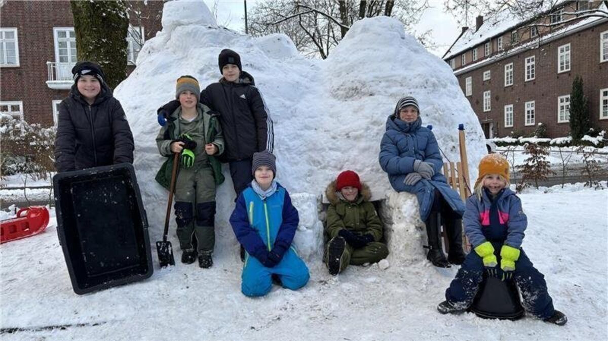 Die stolzen Iglu-Bauer präsentieren die Top-Immobilie in Ottenbeck (von links): Cedric, Erik, Emil, Johann, Wilhelm, Greta und Brida hatten Hilfe von drei Vätern. Foto: Stehr