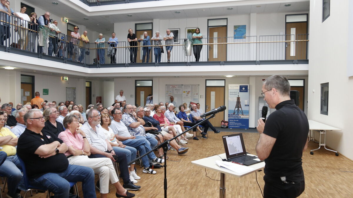 Bauingenieur Alexander Isheim (Wasser- und Schifffahrtsamt) stellte die Pläne seines Hauses in der Bürgerhalle im Cuxhavener Rathaus vor. Foto: Koppe