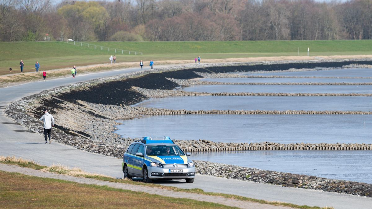 Die aktuell geltenden Allgemeinverfügungen des Landkreises werden bis 3. Mai verlängert. Foto: Mohssen Assanimoghaddam/dpa