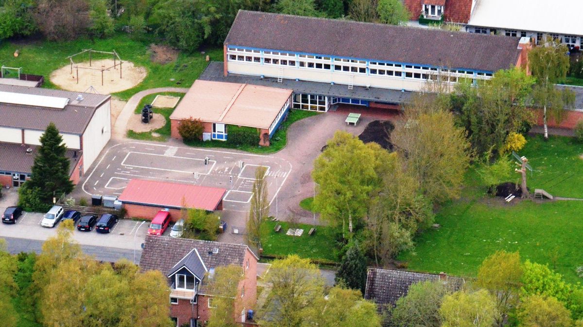 Die kleinste Grundschule in der Samtgemeinde Hemmoor steht in Osten. Ob dort ein Ganztagsunterricht angeboten werden soll, ist völlig offen. Zunächst sollen Informationen gesammelt werden. Ein Konzept liegt noch nicht einmal im Ansatz vor. Foto: Schröder