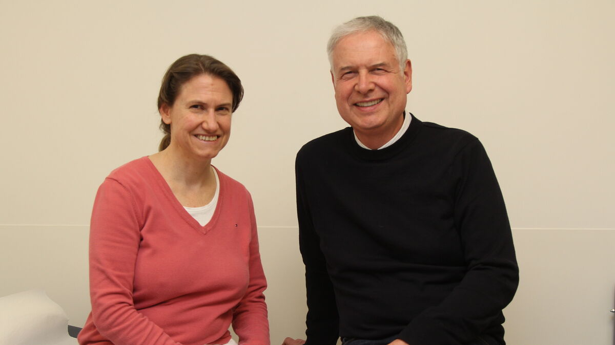 Anja Bonten (l.) ist für die Klinik Dr. Hancken am Standort Cuxhaven im Hause der Helios-Klinik tätig. Sehr zur Zufriedenheit von Dr. Thilo Töllner, mit dem sie eng zusammenarbeitet. Foto: Reese-Winne