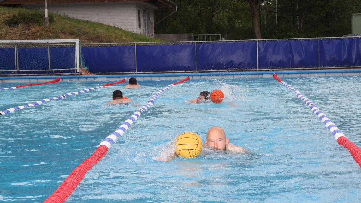 Die Herrenmannschaft des SC Neptun weiß die Vorzüge des Freibads Oxstedt bereits zu schätzen. Die Freibäder Steinmarne und Sahlenburg sollen wie in jedem Jahr erst in den Sommerferien öffnen, wie Oberbürgermeister Uwe Santjer in der Ratssitzung bekannt gab. Foto: Reese-Winne