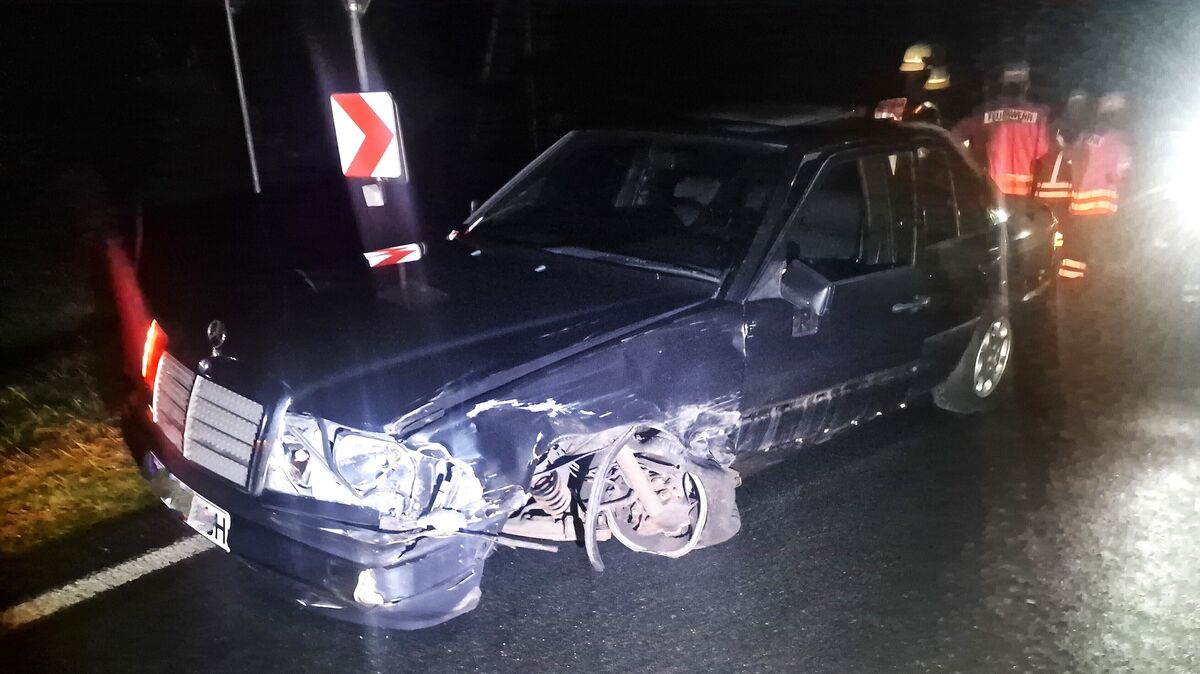 An dem Mercedes-Oldtimer entstand erheblicher Sachschaden.
Beide Fahrzeuginsassen blieben aber unverletzt. Foto: Lange