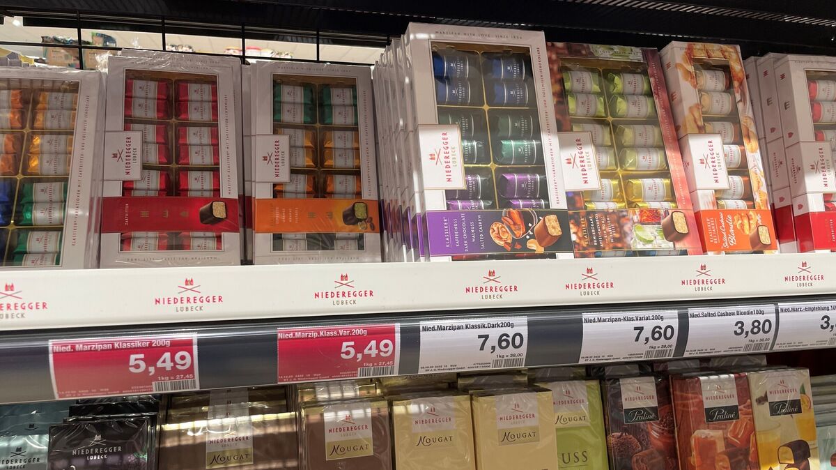 Marzipan steht zwar ganzjährig in den Supermarktregalen, gehört aber gleichwohl zu den klassischen Weihnachtssüßigkeiten, die gerne auch mal als Geschenk gekauft werden. Wer zu den Produkten eines Premoiumherstellers greift, bezahlt für eine 200g-Schachtel in der Regel deutlich mehr als 5 Euro. Foto: Koppe