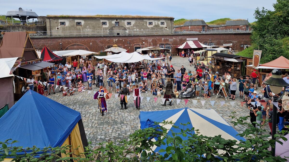 Das 25. Historienspektakel im Fort Kugelbake ist eröffnet. Foto: Larschow