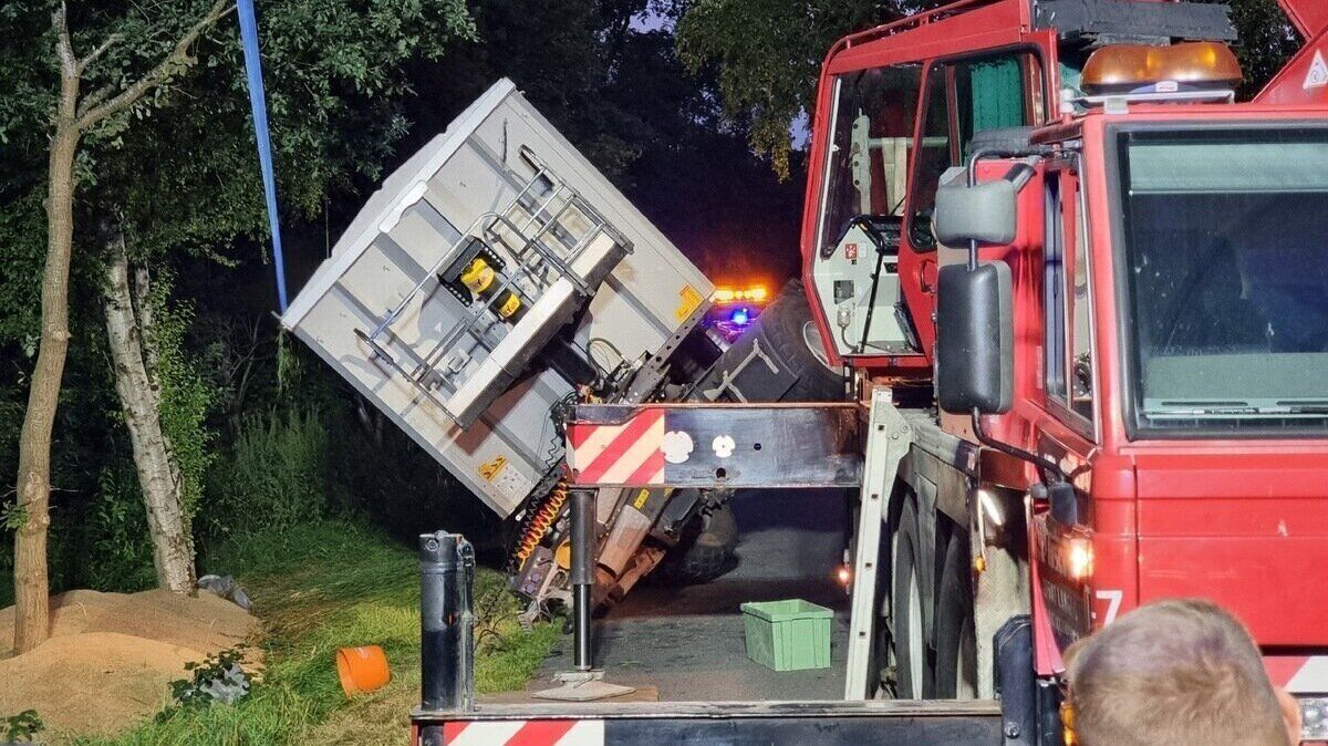 Bei dem Unfall auf der L 118 ergossen sich rund 20 Tonnen Roggen im Seitenraum. Foto: Polizeiinspektion Cuxhaven